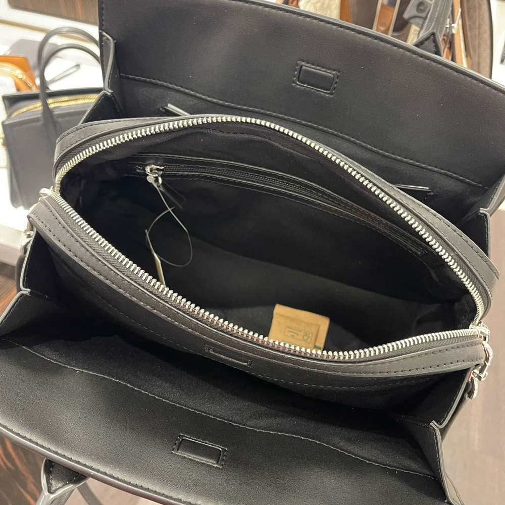 MICHAEL KORS Laila Medium Metallic Signature Logo Satchel
Black 
NWT 
Live Style - Picture 14 of 16